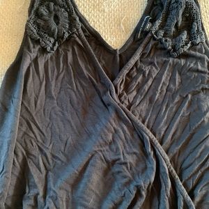 Beautiful AE cropped tank with details